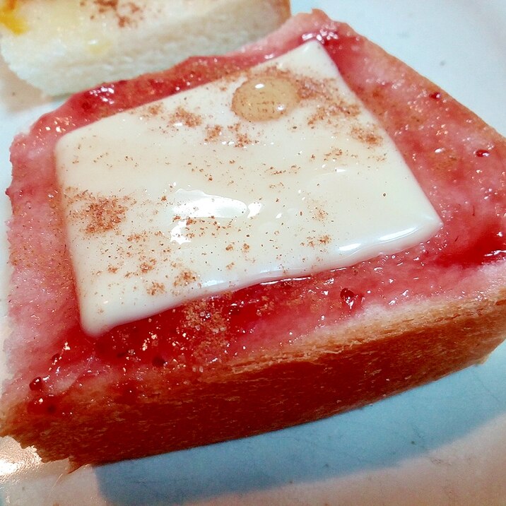 苺ジャムとスライスチーズのミニトースト
